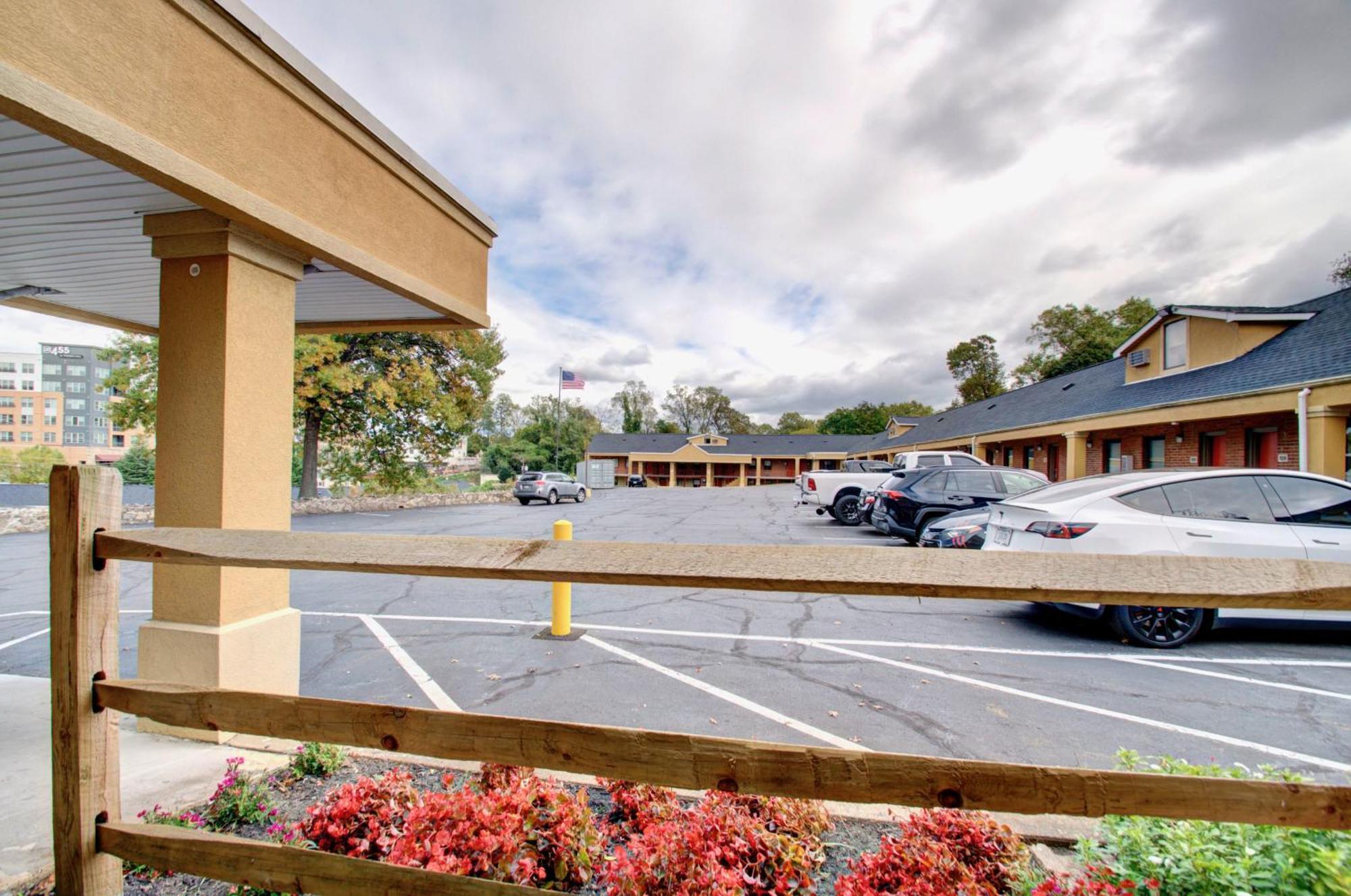 Budget Inn Falls Church Bagian luar foto