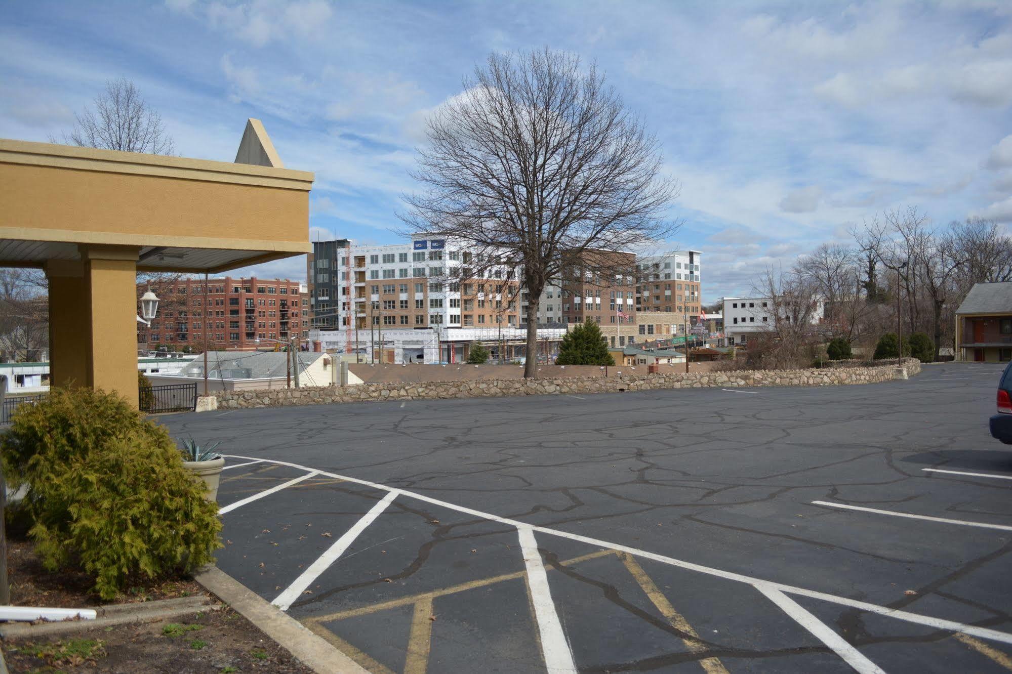 Budget Inn Falls Church Bagian luar foto